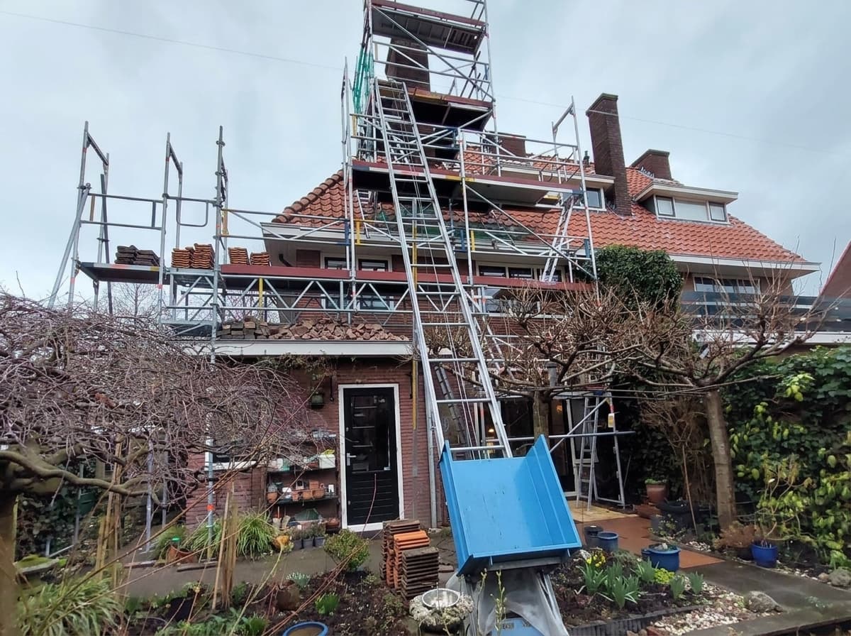 Schoorsteen verwijderen van dak met steiger en ladderlift - Sloop Gigant