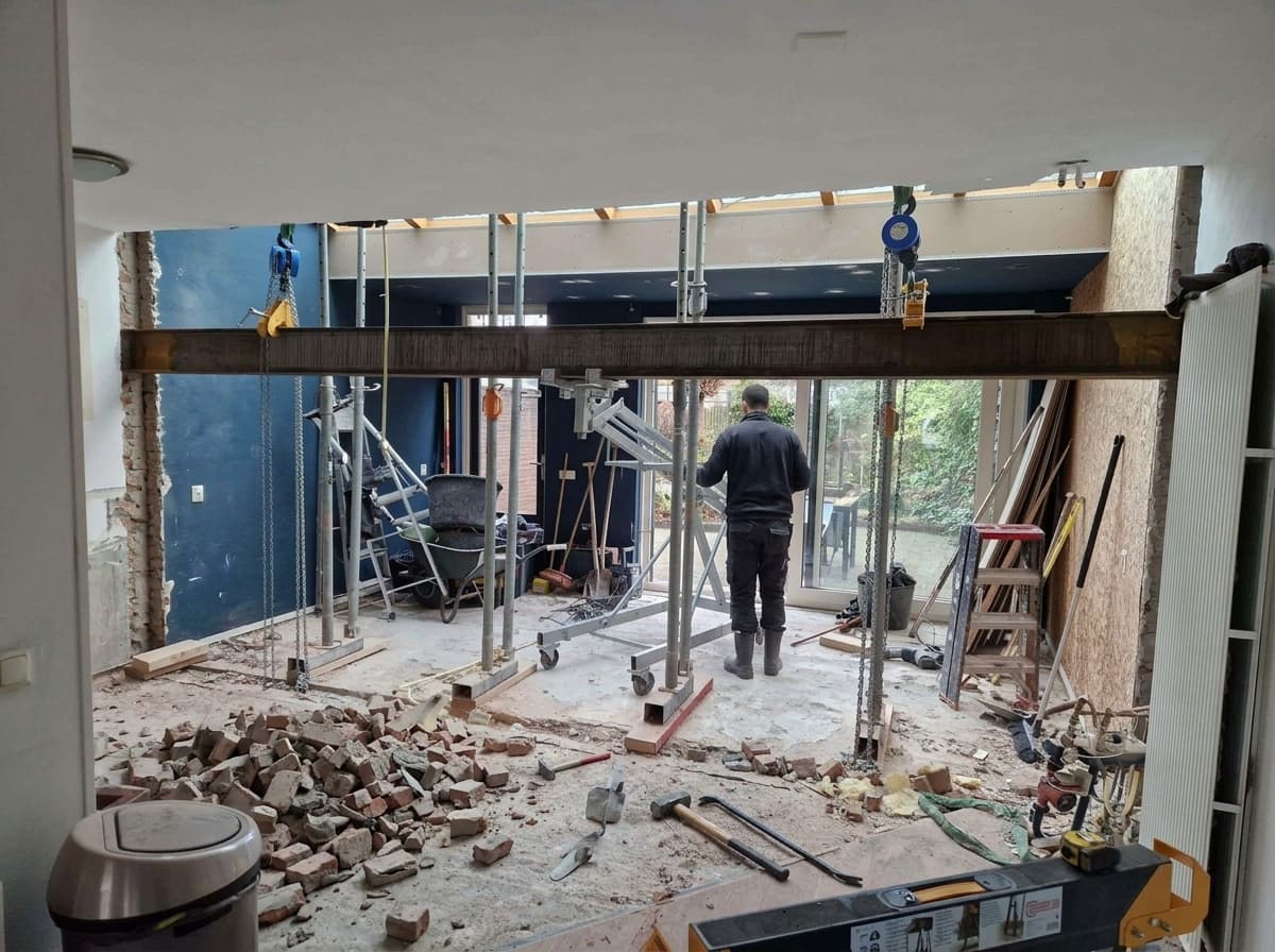 Vakkundige voorbereiding van sloopwerk met stempels en stalen ligger