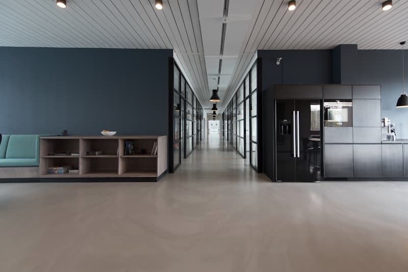 Afplakken en installatie van industriële HEPA-luchtwassers aan de Zuidas