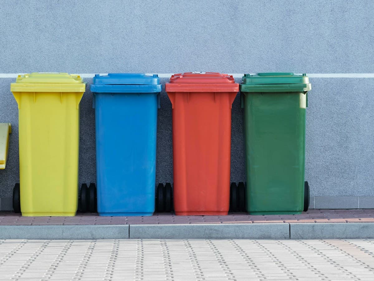 Gescheiden afvalstromen in dichte rolcontainers voor nachttransport