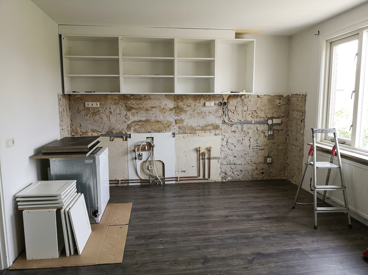 Wat verwijderen we uit een oude keuken door Sloop Gigant