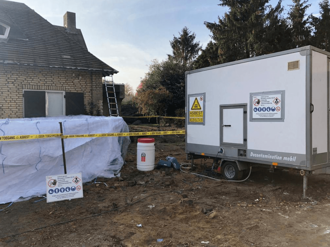 Gespecialiseerd materieel en vrachtwagen voor veilige asbestafvoer op locatie in Dordrecht
