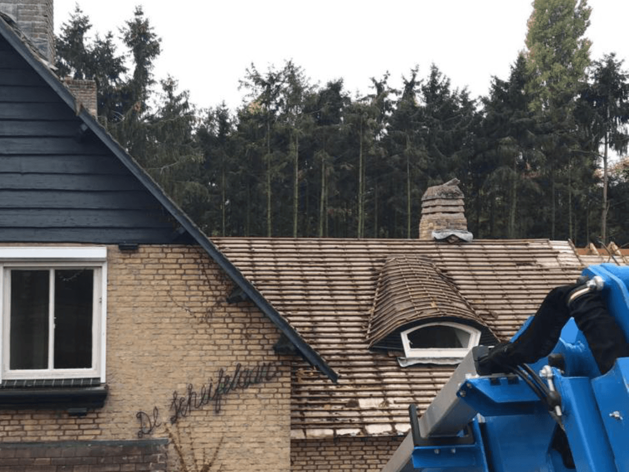 Kraanwerkzaamheden bij het veilig hijsen en verwijderen van asbest golfplaten in Dordrecht
