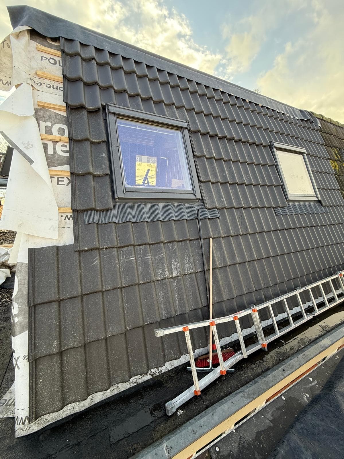 Bitumen dakbedekking en waterdichte afwerking van de nieuwe dakopbouw in Amsterdam