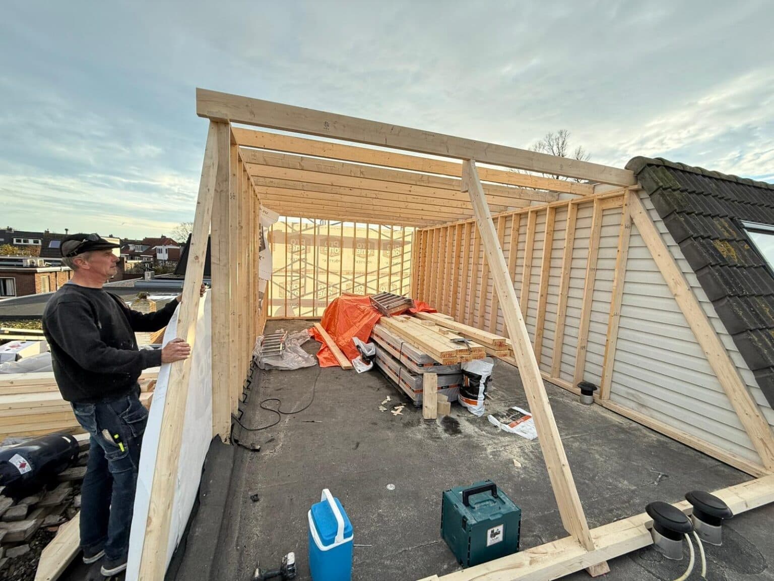 Casco doorbraak & stalen portaal voor glazen uitbouw.