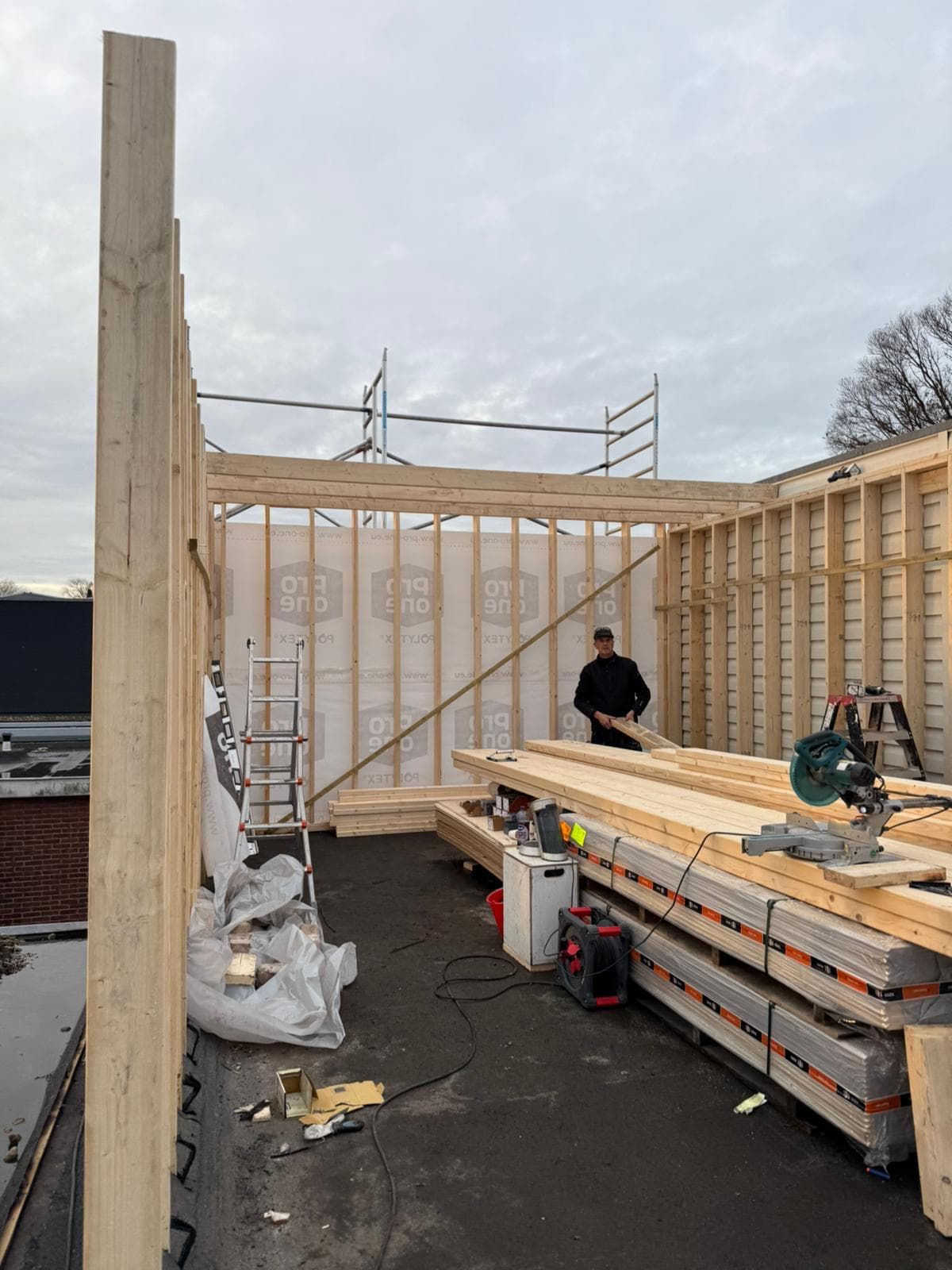 Casco dakopbouw op bestaande woning in Amsterdam met grote raampartij en strakke afwerking