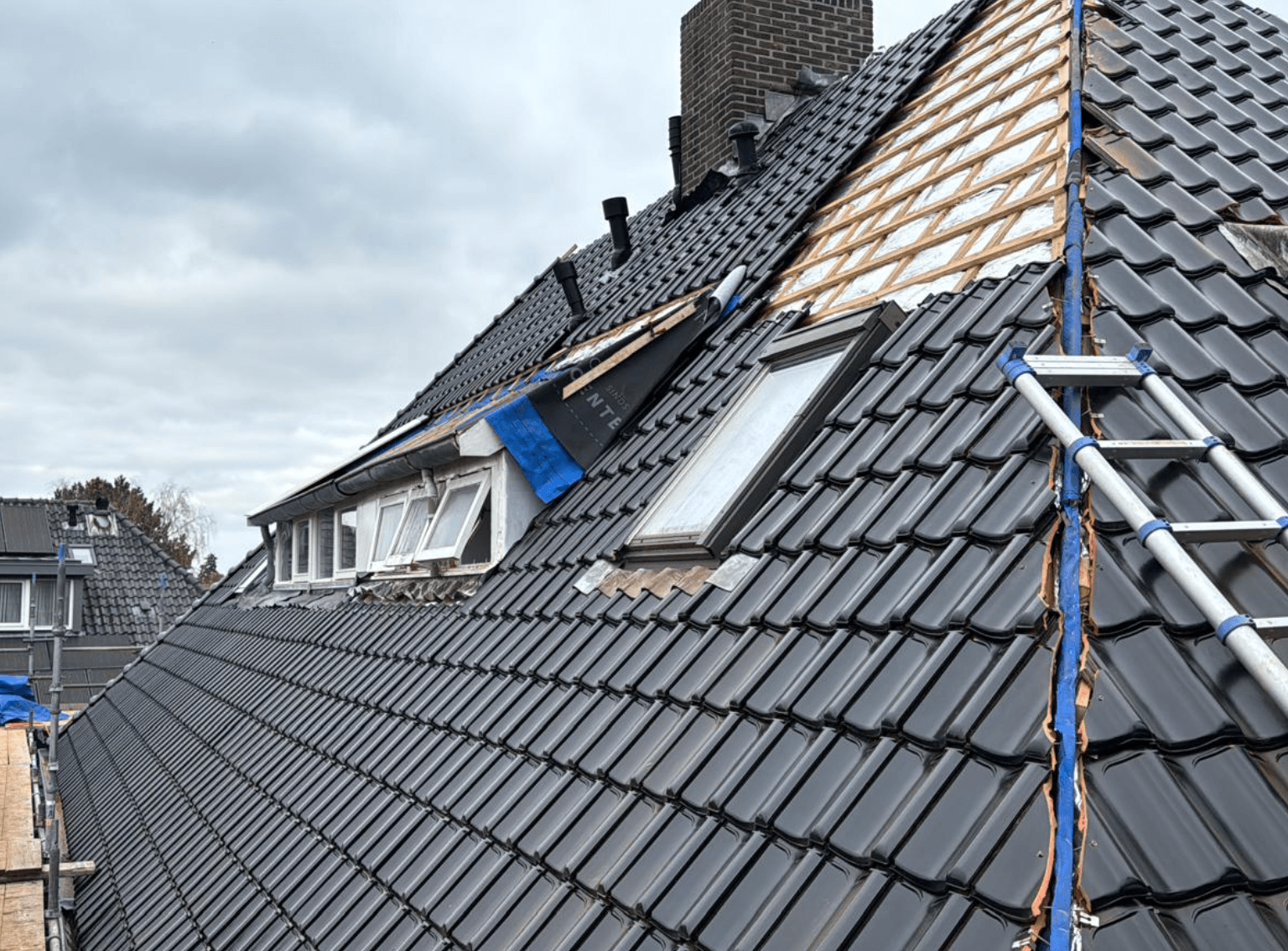 Steigeropbouw en veilige daktoegang bij typisch Amsterdams pand voor sloop en dakopbouw