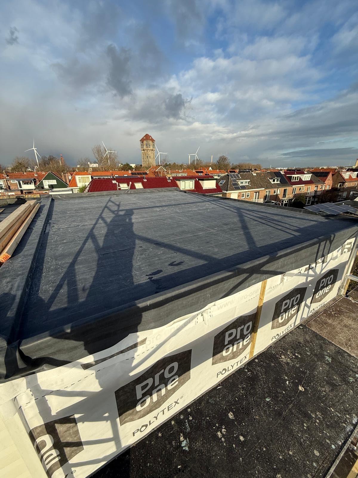 Voorbereidend sloopwerk van plat dak in Amsterdam waarbij de oude dakbedekking en ondergrond worden gestript
