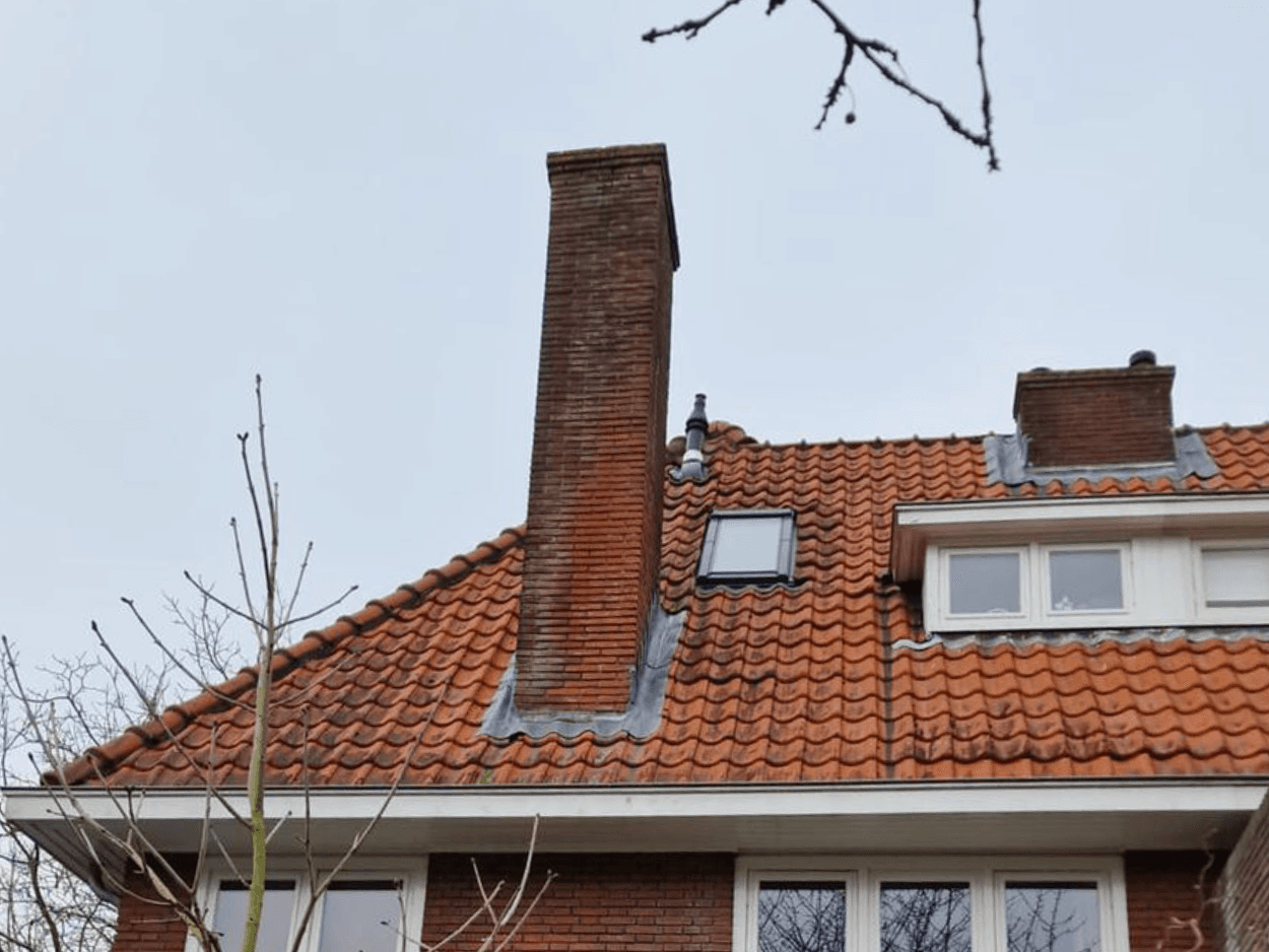Inpandig gemetseld schoorsteenkanaal op de zolderverdieping in Haarlem vóór demontage