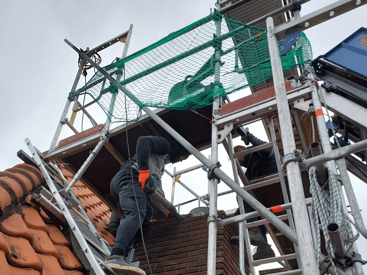 Sloop-Gigant sloopspecialisten bereiden het veilige werkplatform op het dak in Haarlem voor
